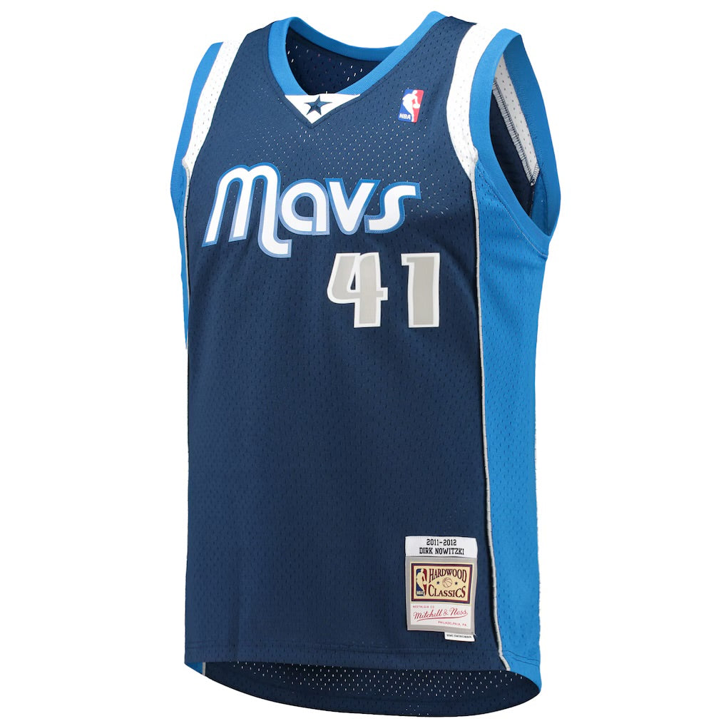 Dirk Nowitzki 2011-12 Dallas Mavericks Official NBA product image 2